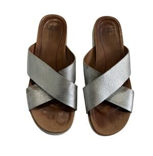 UGG Kari Sandals Womens 9 Silver Metallic Memory Foam Slip On Leather Slides
